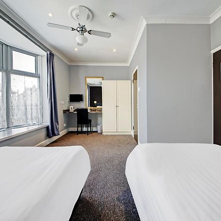 Oyo Bostons Manor Hotel, Hanwell London Greenford  Εξωτερικό φωτογραφία