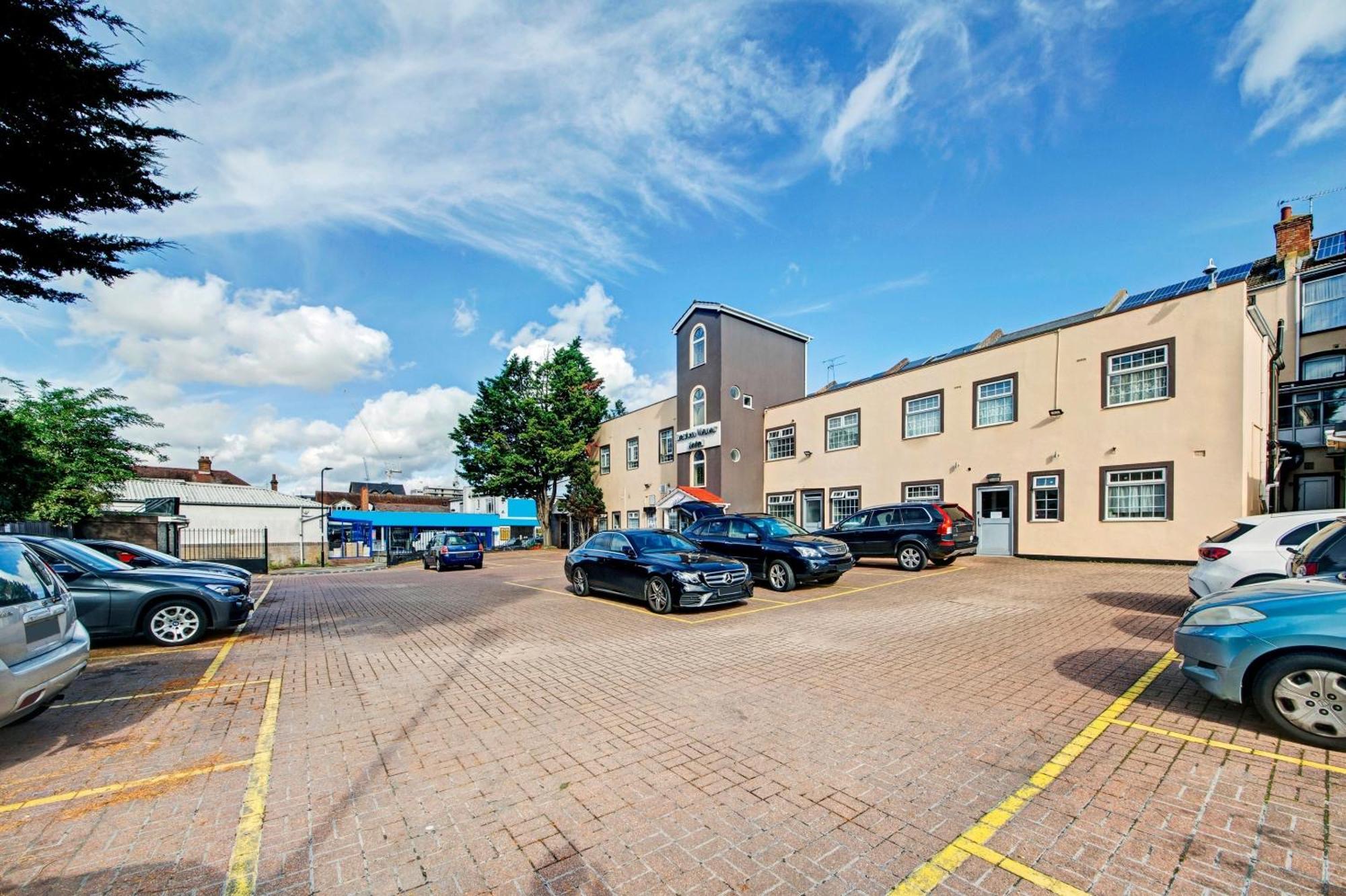 Oyo Bostons Manor Hotel, Hanwell London Greenford  Εξωτερικό φωτογραφία
