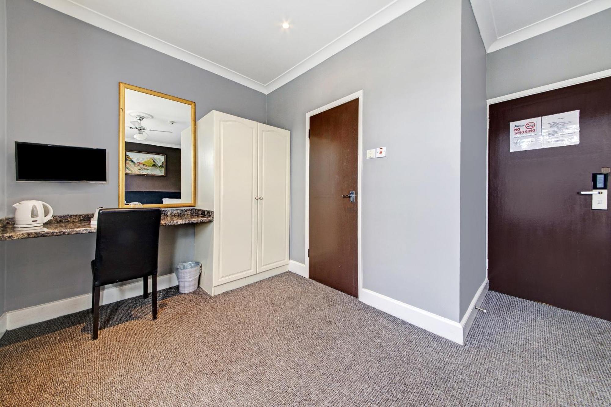 Oyo Bostons Manor Hotel, Hanwell London Greenford  Εξωτερικό φωτογραφία