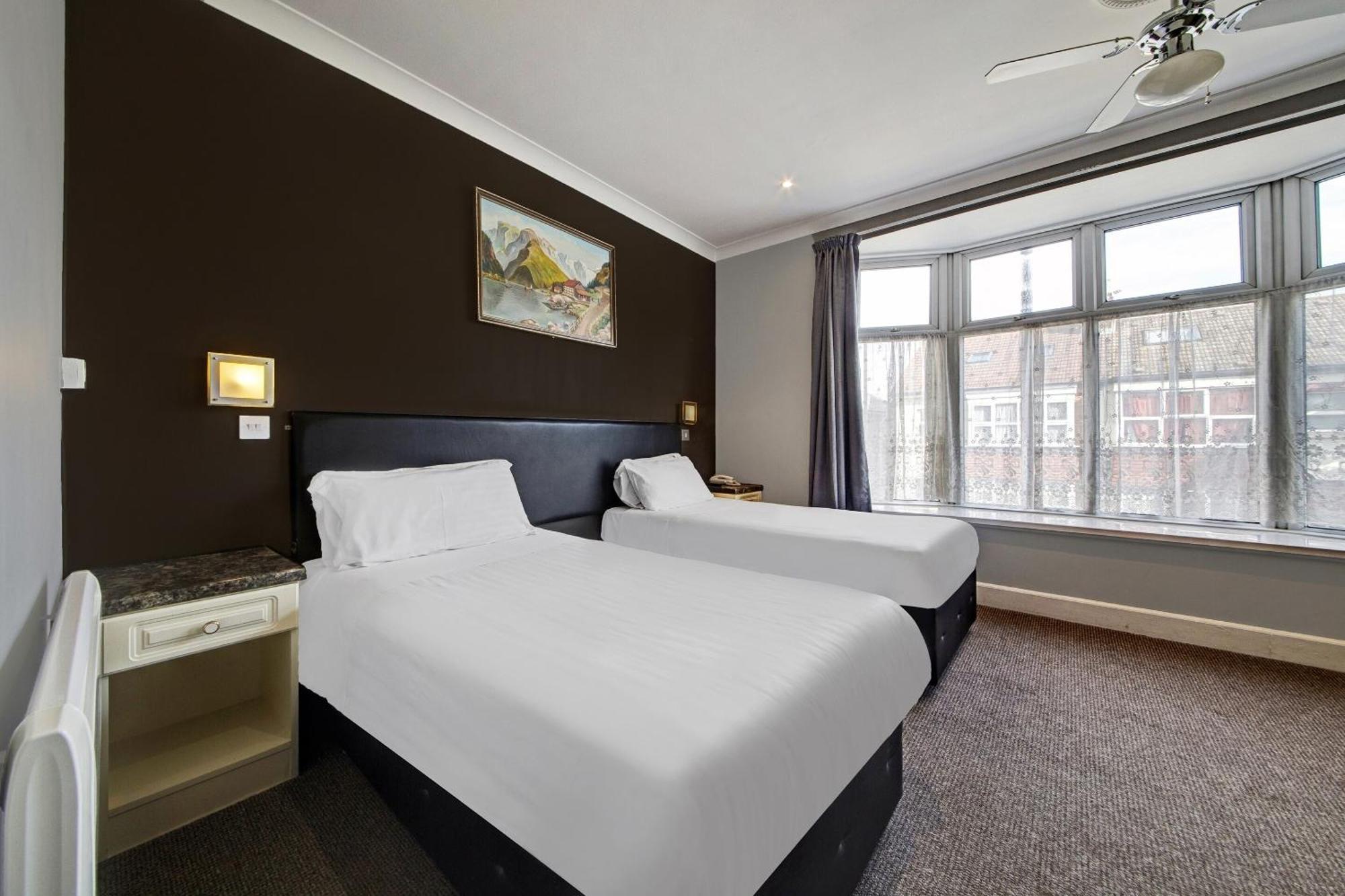 Oyo Bostons Manor Hotel, Hanwell London Greenford  Εξωτερικό φωτογραφία