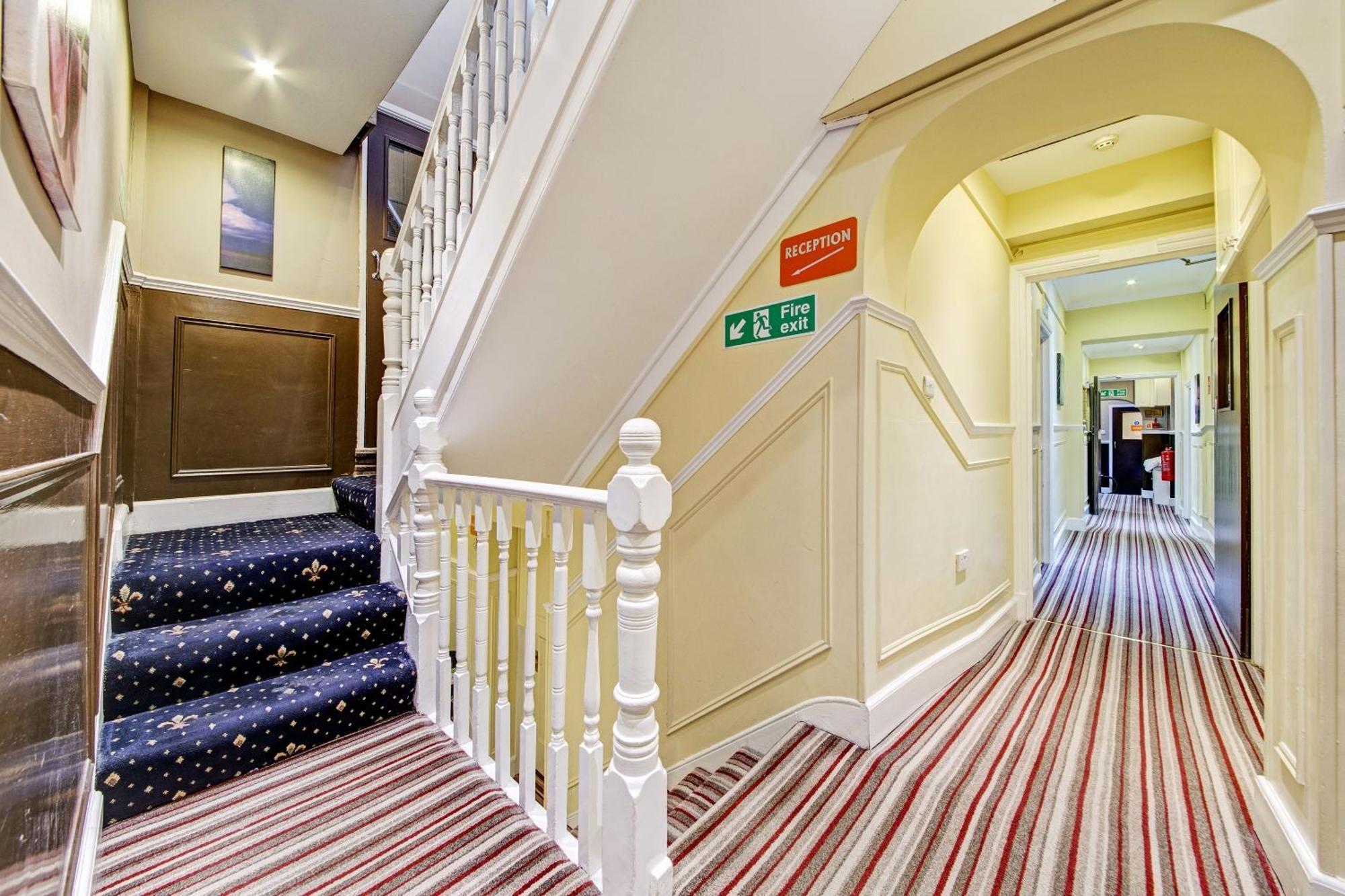 Oyo Bostons Manor Hotel, Hanwell London Greenford  Εξωτερικό φωτογραφία