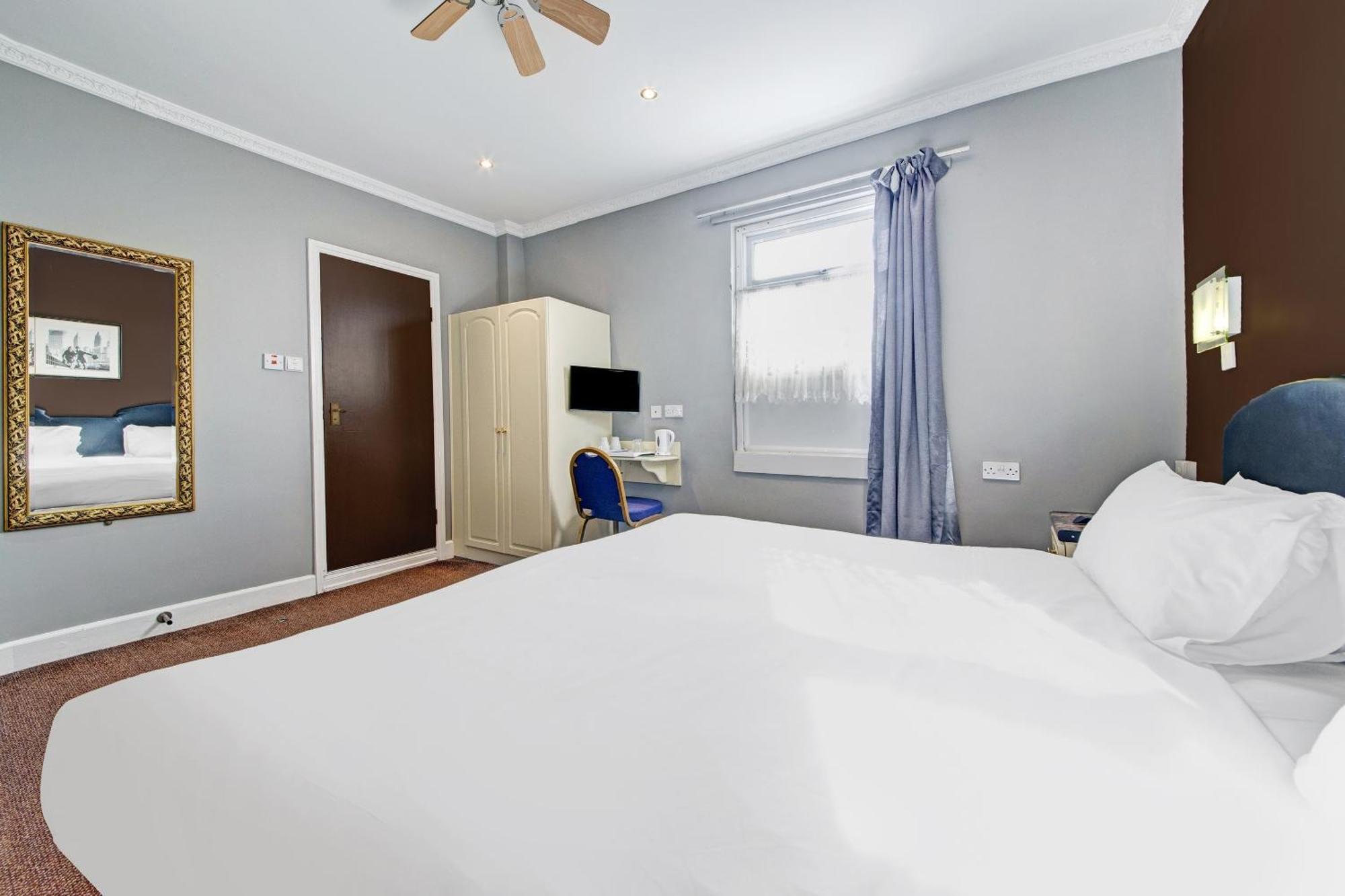 Oyo Bostons Manor Hotel, Hanwell London Greenford  Εξωτερικό φωτογραφία