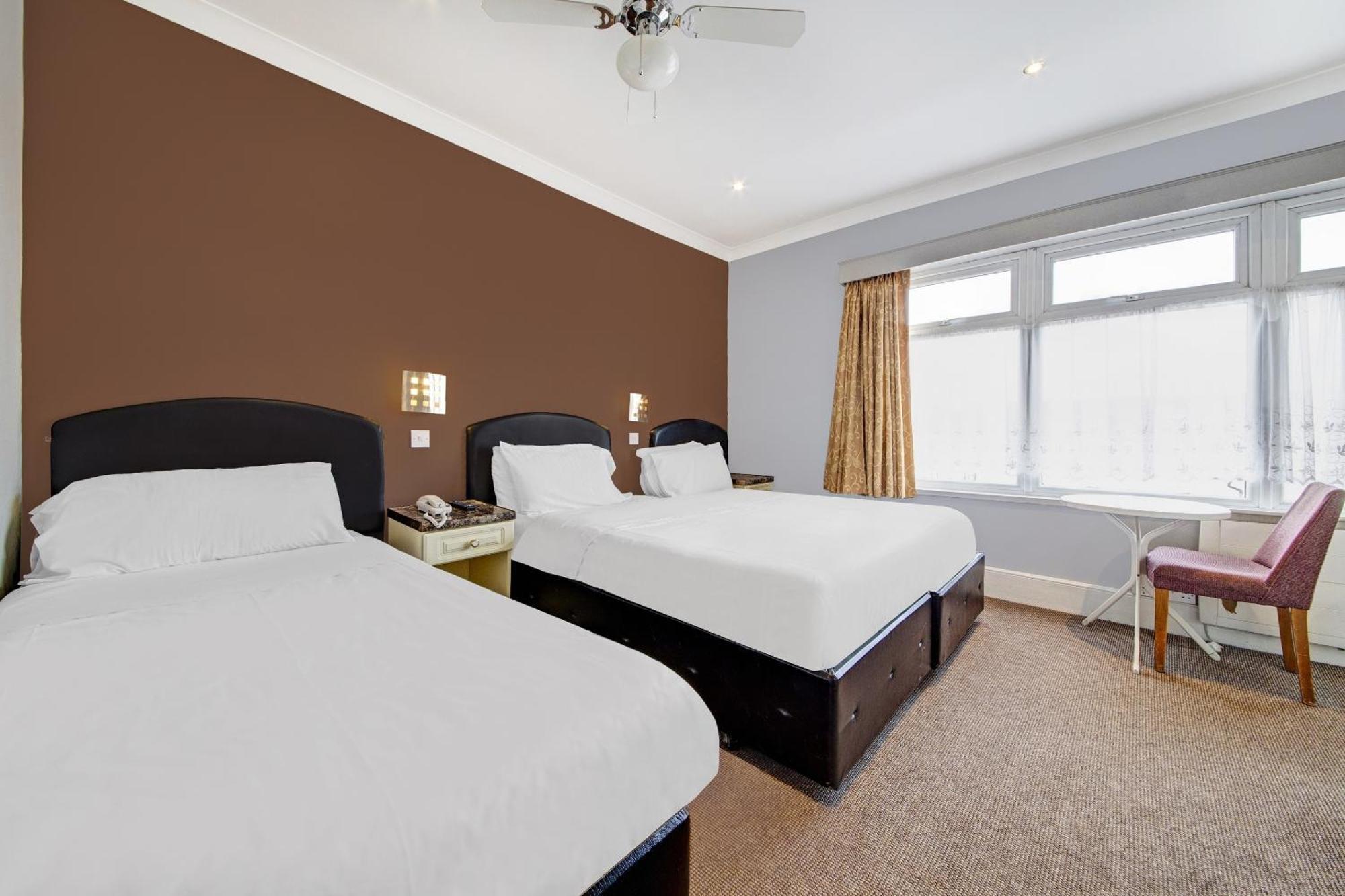 Oyo Bostons Manor Hotel, Hanwell London Greenford  Εξωτερικό φωτογραφία