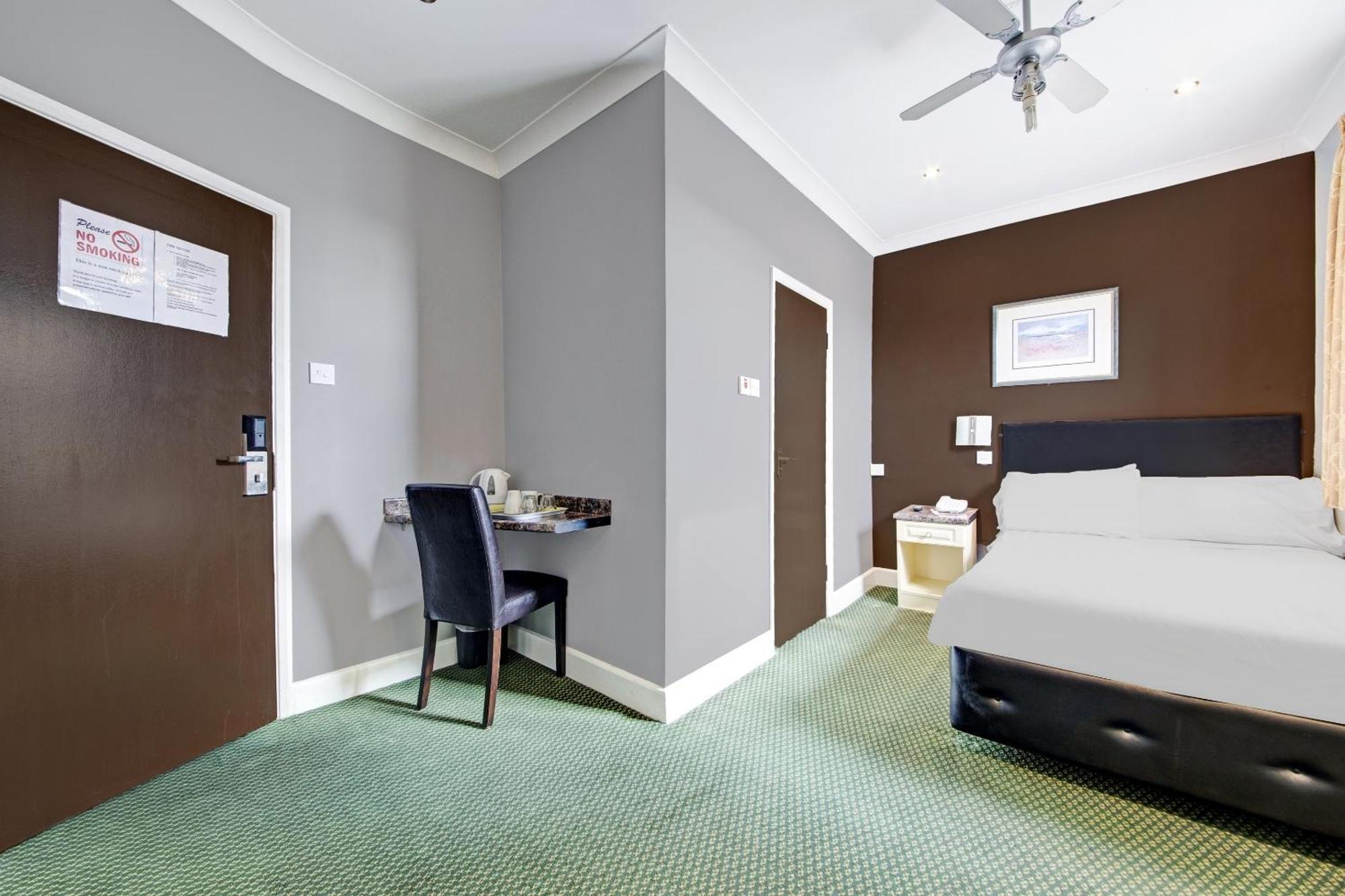 Oyo Bostons Manor Hotel, Hanwell London Greenford  Εξωτερικό φωτογραφία