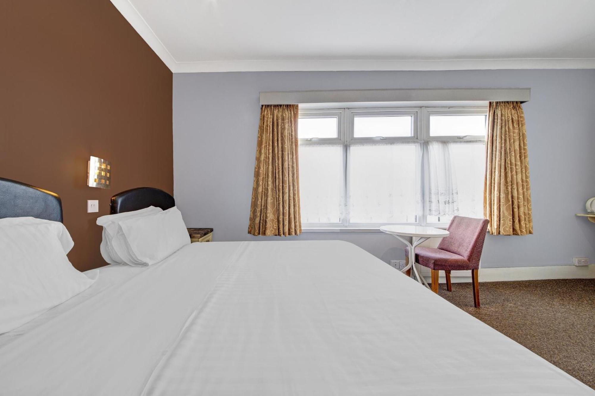 Oyo Bostons Manor Hotel, Hanwell London Greenford  Εξωτερικό φωτογραφία