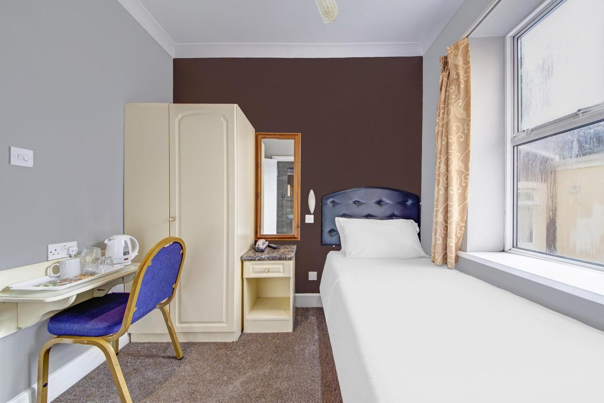 Oyo Bostons Manor Hotel, Hanwell London Greenford  Εξωτερικό φωτογραφία