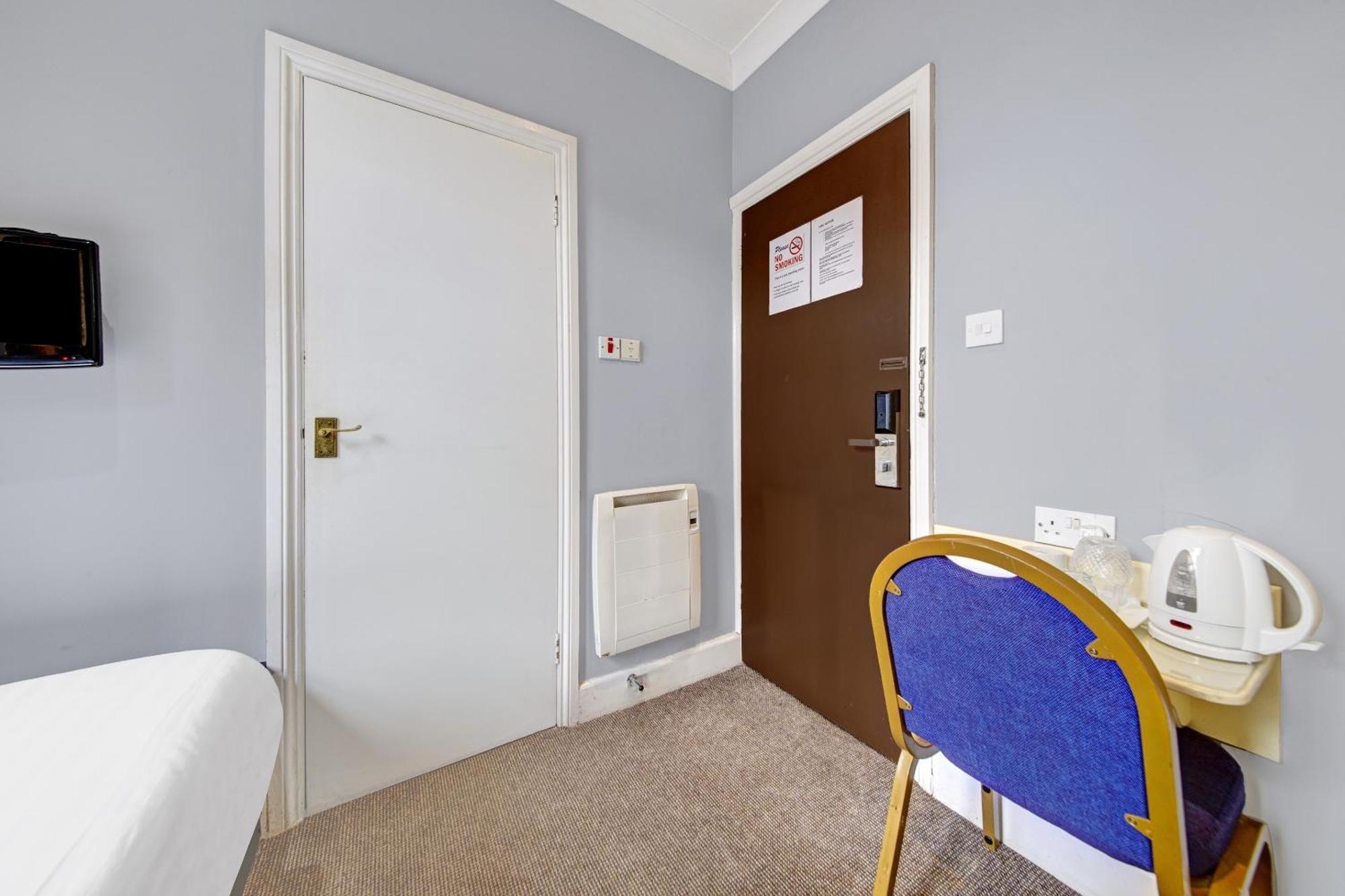 Oyo Bostons Manor Hotel, Hanwell London Greenford  Εξωτερικό φωτογραφία