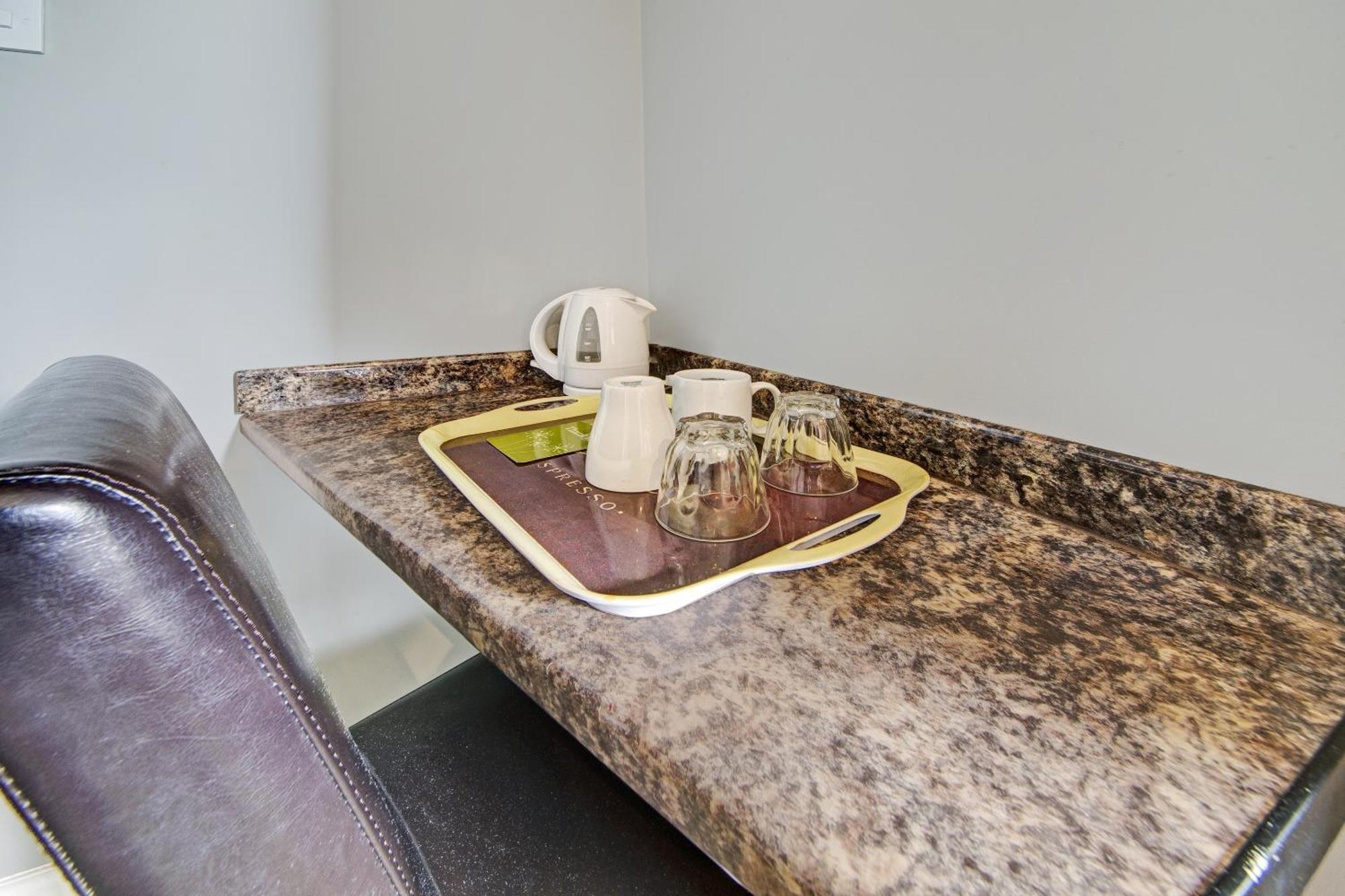 Oyo Bostons Manor Hotel, Hanwell London Greenford  Εξωτερικό φωτογραφία
