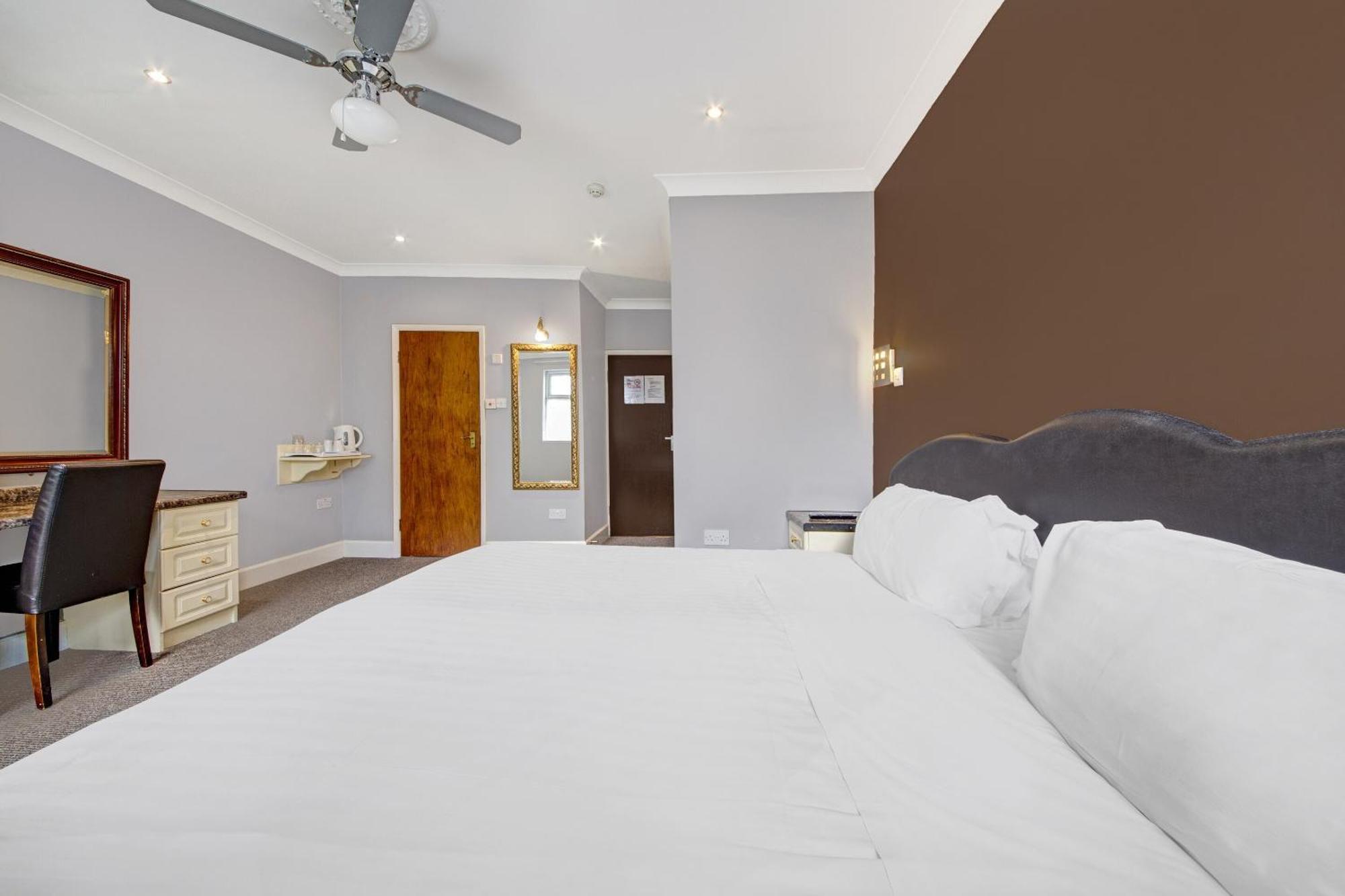 Oyo Bostons Manor Hotel, Hanwell London Greenford  Εξωτερικό φωτογραφία