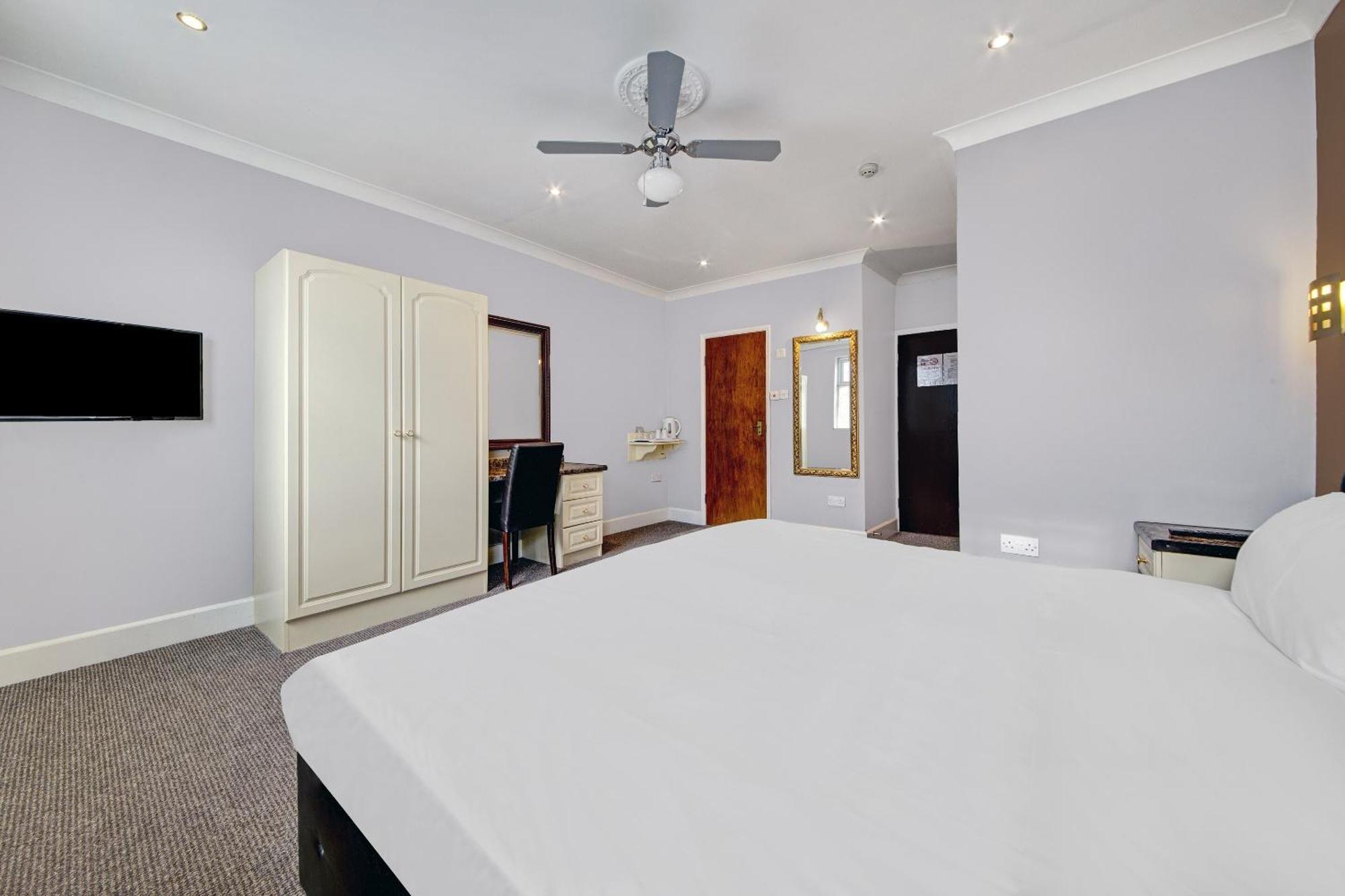 Oyo Bostons Manor Hotel, Hanwell London Greenford  Εξωτερικό φωτογραφία