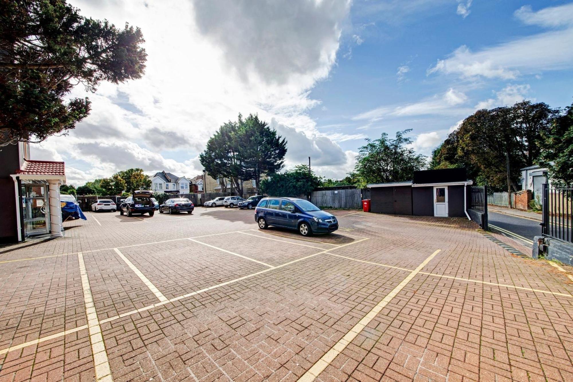 Oyo Bostons Manor Hotel, Hanwell London Greenford  Εξωτερικό φωτογραφία