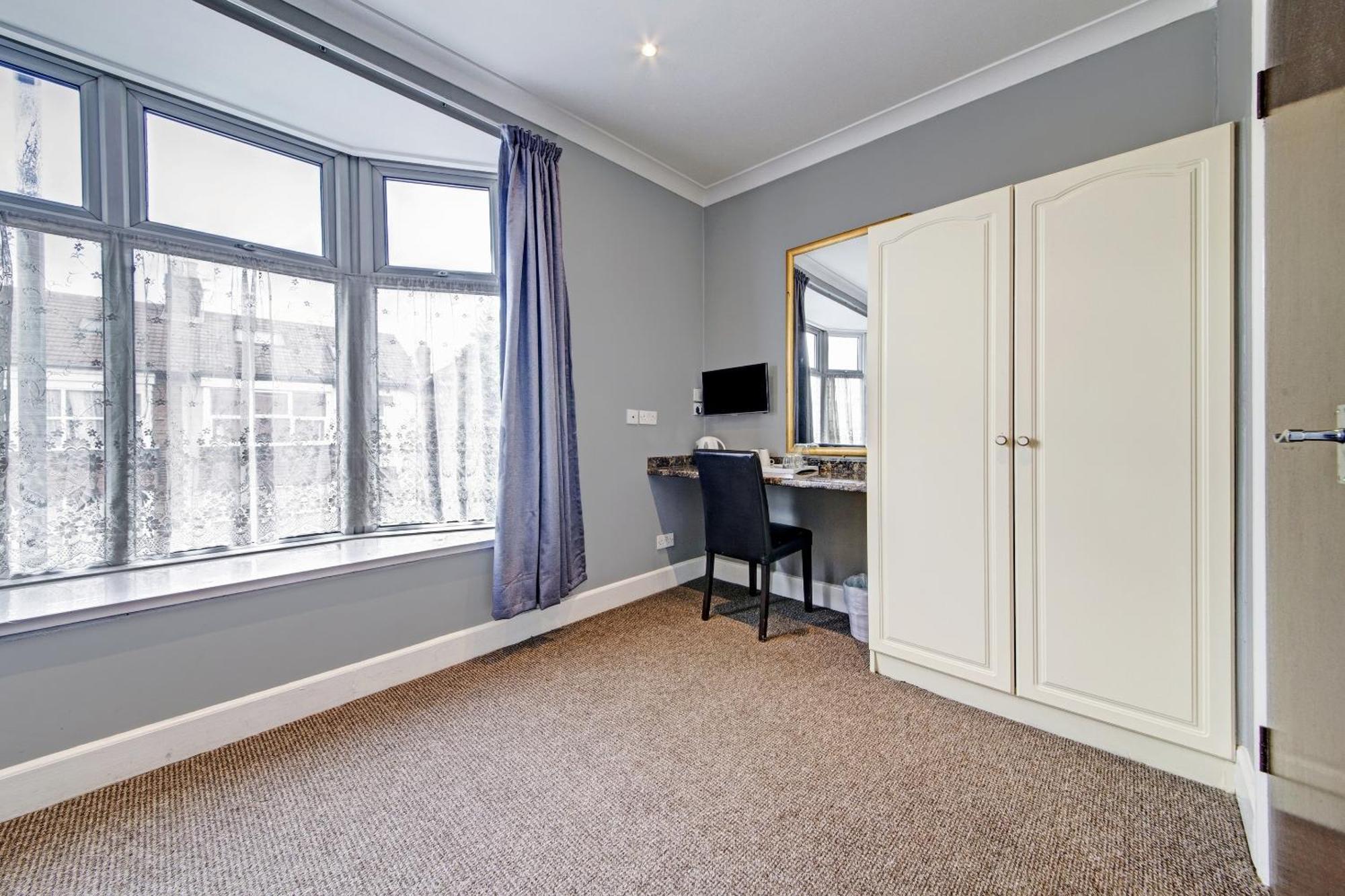 Oyo Bostons Manor Hotel, Hanwell London Greenford  Εξωτερικό φωτογραφία
