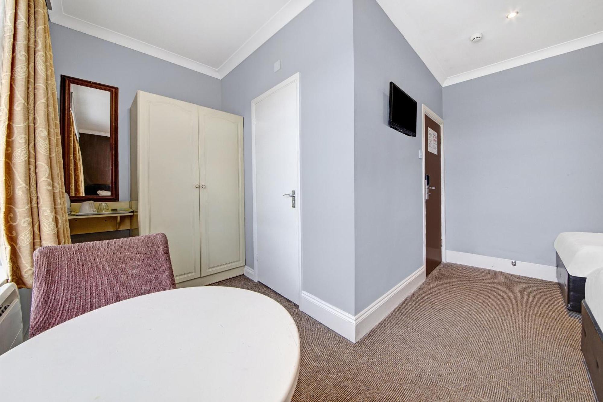 Oyo Bostons Manor Hotel, Hanwell London Greenford  Εξωτερικό φωτογραφία
