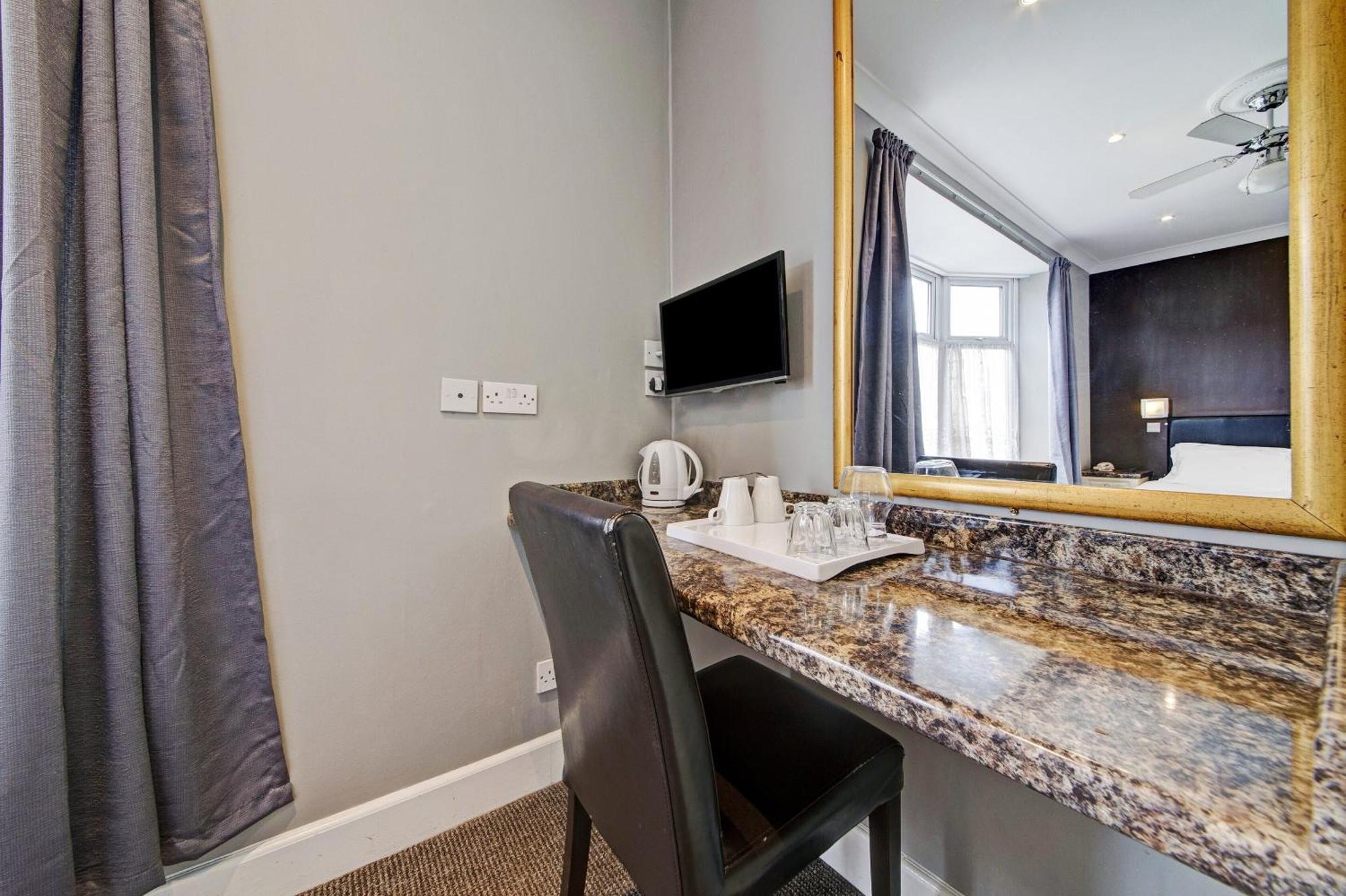 Oyo Bostons Manor Hotel, Hanwell London Greenford  Εξωτερικό φωτογραφία