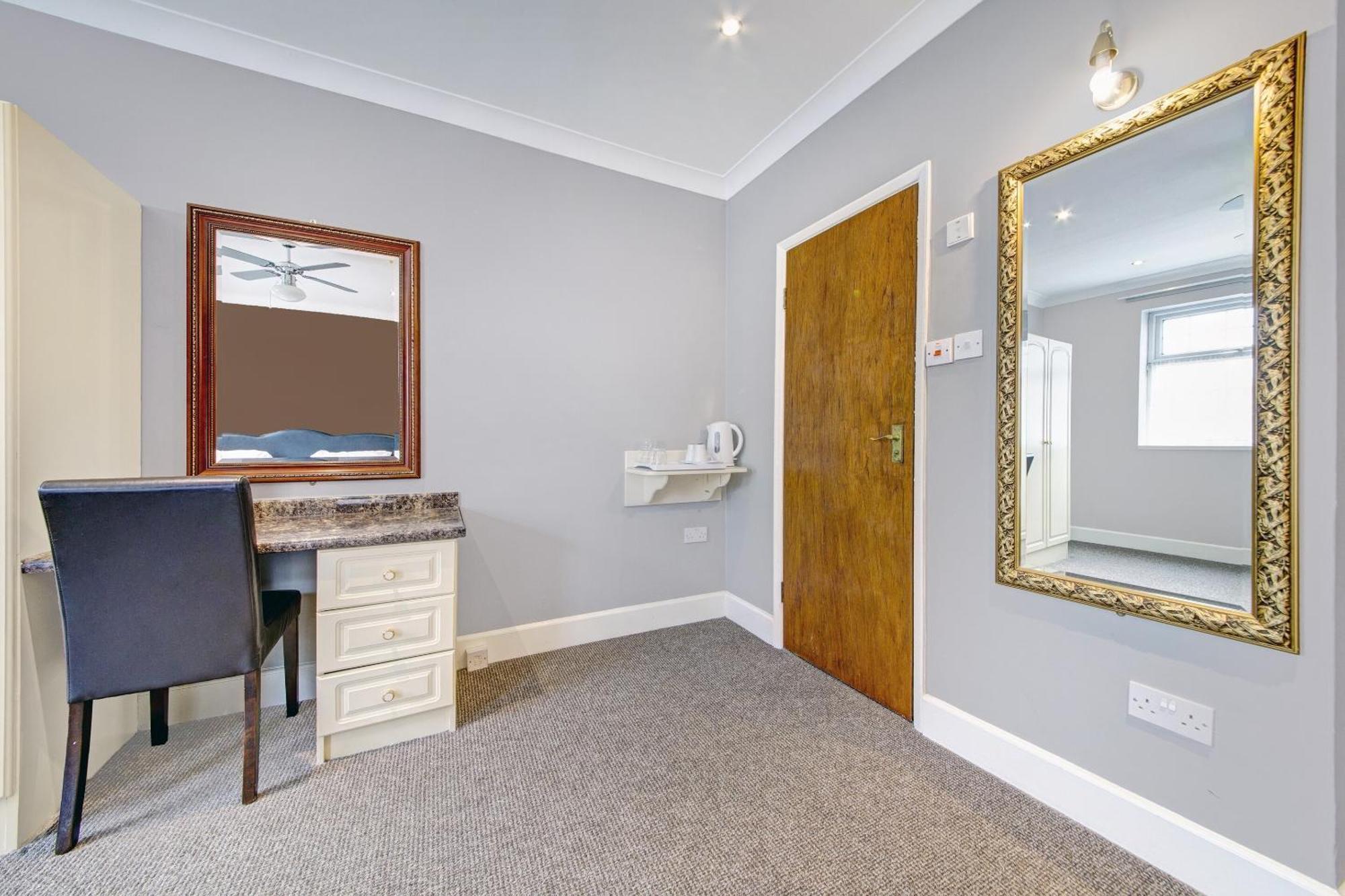 Oyo Bostons Manor Hotel, Hanwell London Greenford  Εξωτερικό φωτογραφία