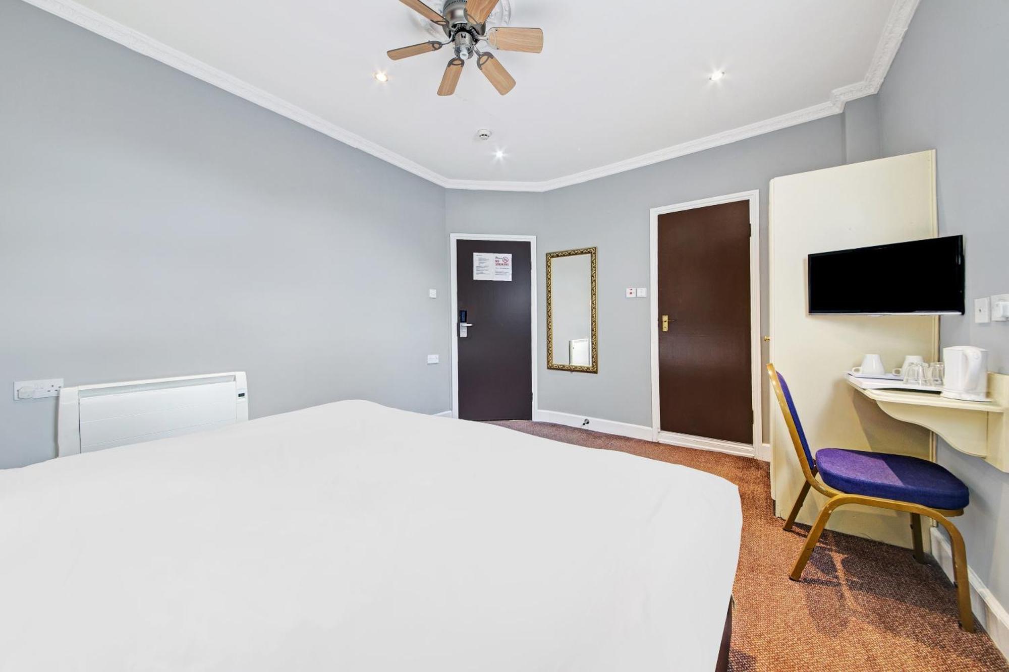 Oyo Bostons Manor Hotel, Hanwell London Greenford  Εξωτερικό φωτογραφία