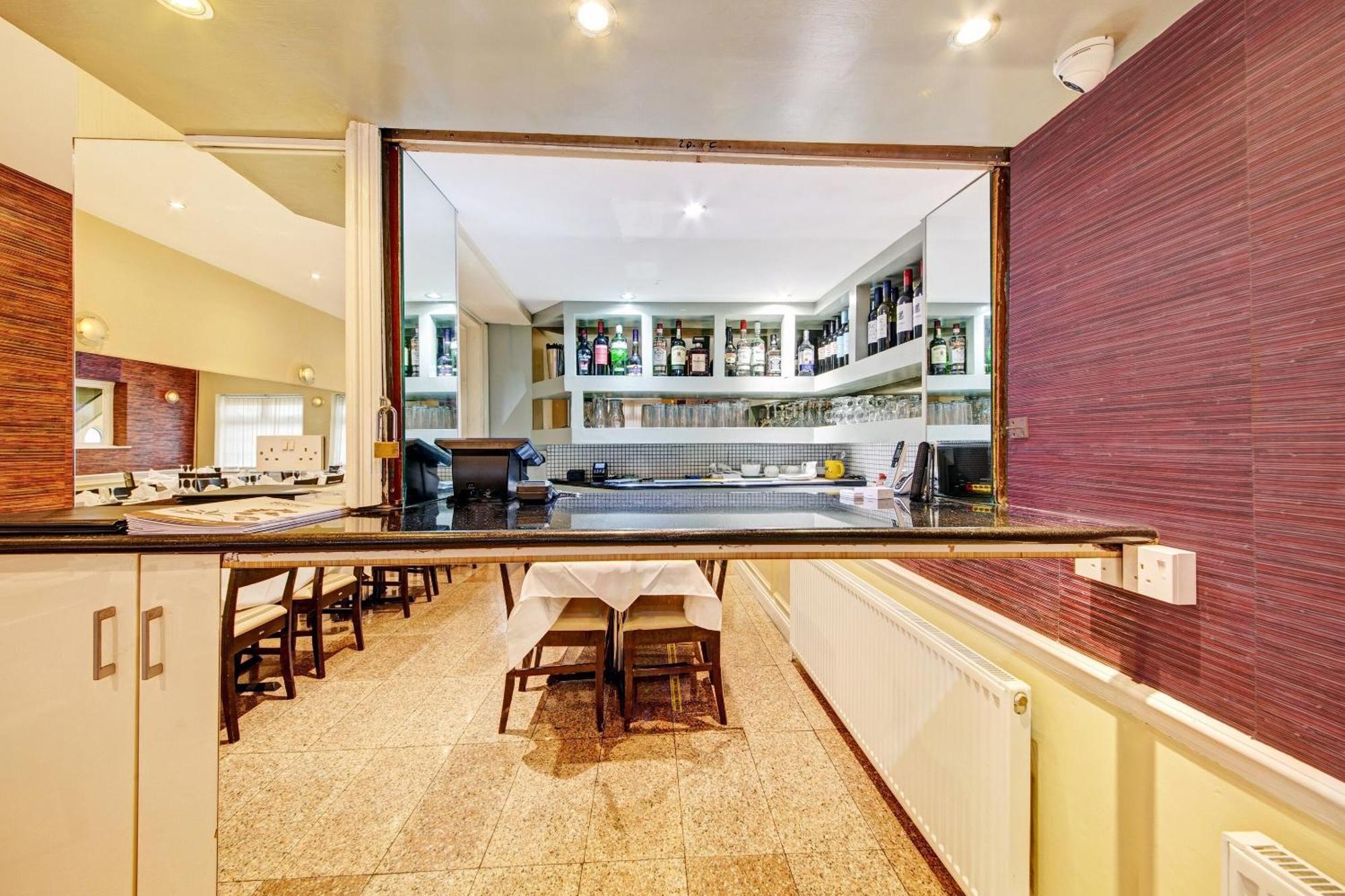 Oyo Bostons Manor Hotel, Hanwell London Greenford  Εξωτερικό φωτογραφία