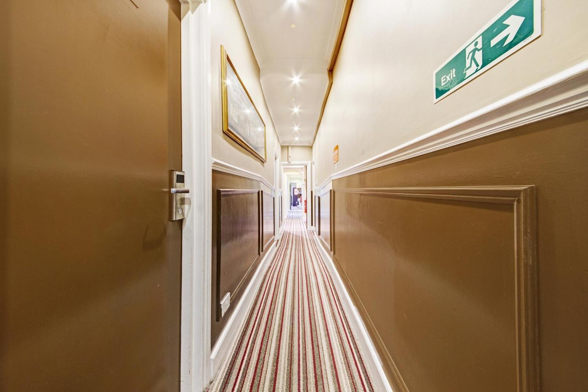Oyo Bostons Manor Hotel, Hanwell London Greenford  Εξωτερικό φωτογραφία