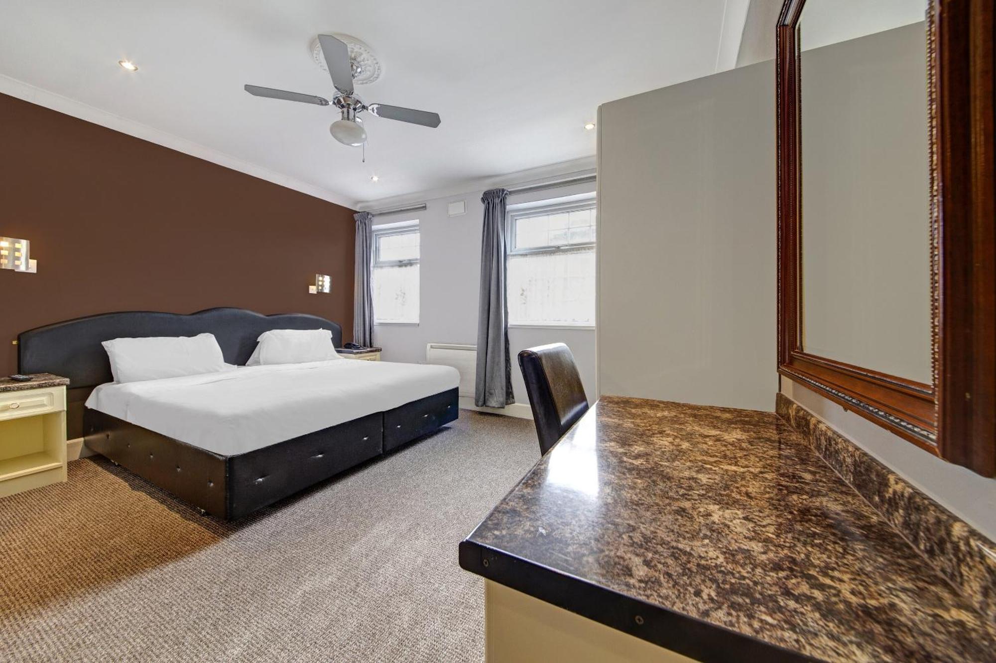 Oyo Bostons Manor Hotel, Hanwell London Greenford  Εξωτερικό φωτογραφία