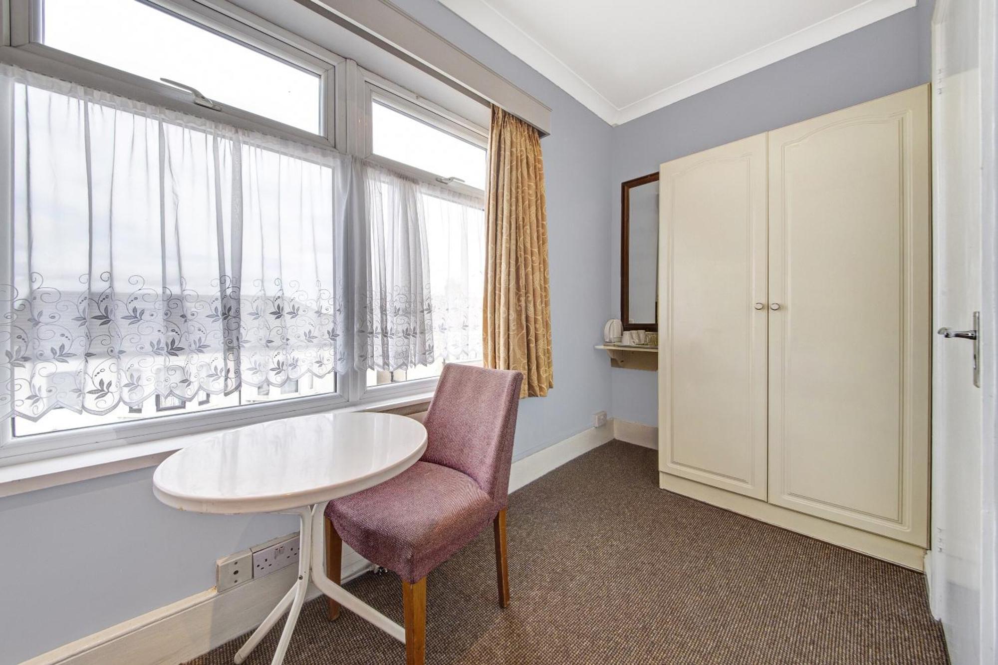 Oyo Bostons Manor Hotel, Hanwell London Greenford  Εξωτερικό φωτογραφία