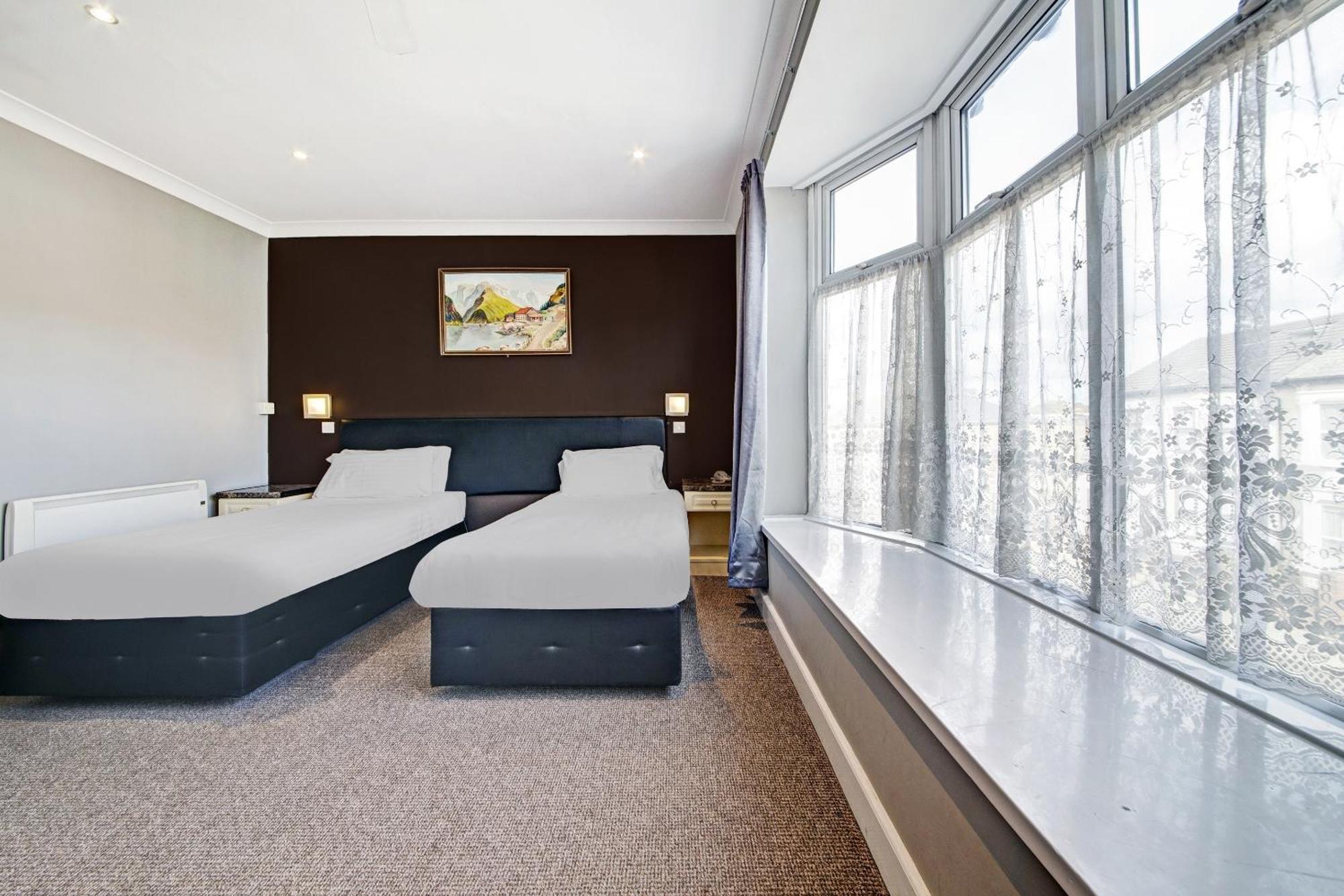 Oyo Bostons Manor Hotel, Hanwell London Greenford  Εξωτερικό φωτογραφία