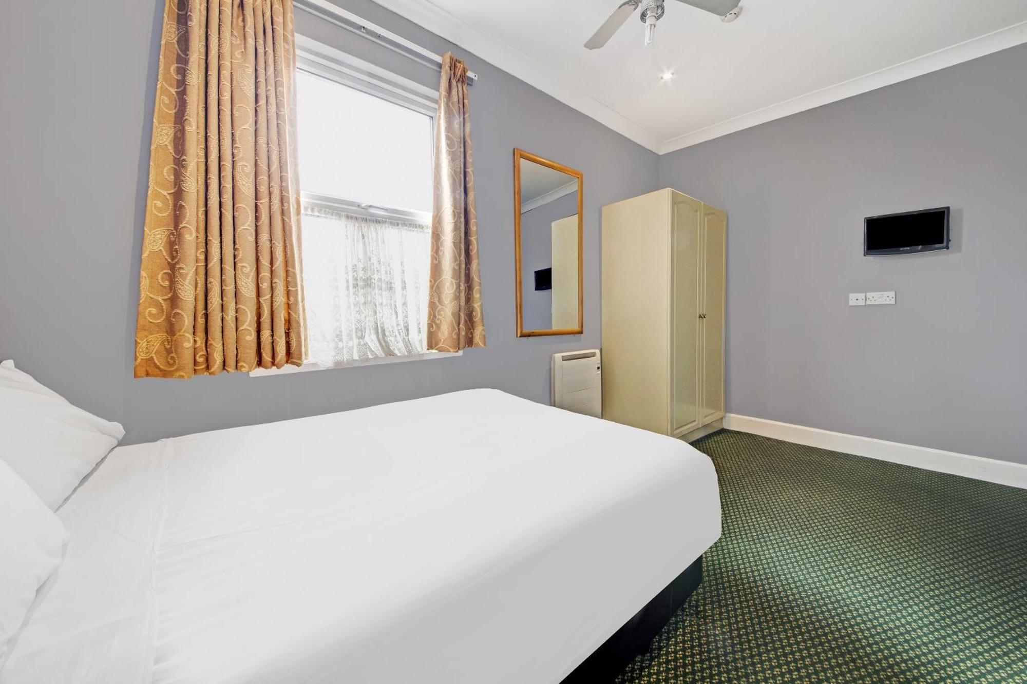 Oyo Bostons Manor Hotel, Hanwell London Greenford  Εξωτερικό φωτογραφία